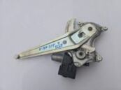 Стеклоподъемный механизм заднего правого стекла Toyota Camry 70 (2017-2023) OEM 8572033300, фронтальный ракурс