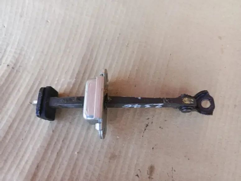 Ограничитель двери Toyota Corolla E210 OEM 68630-02340