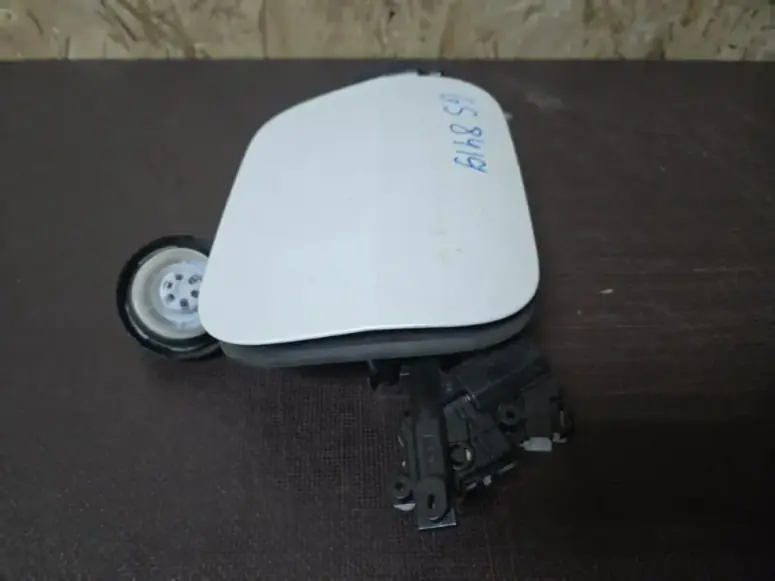 Лючок бензобака Лексус GS 4 крупным планом