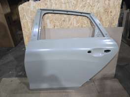Задняя левая дверь Киа К5 DL3 OEM 77003L2000 на фоне стеллажа