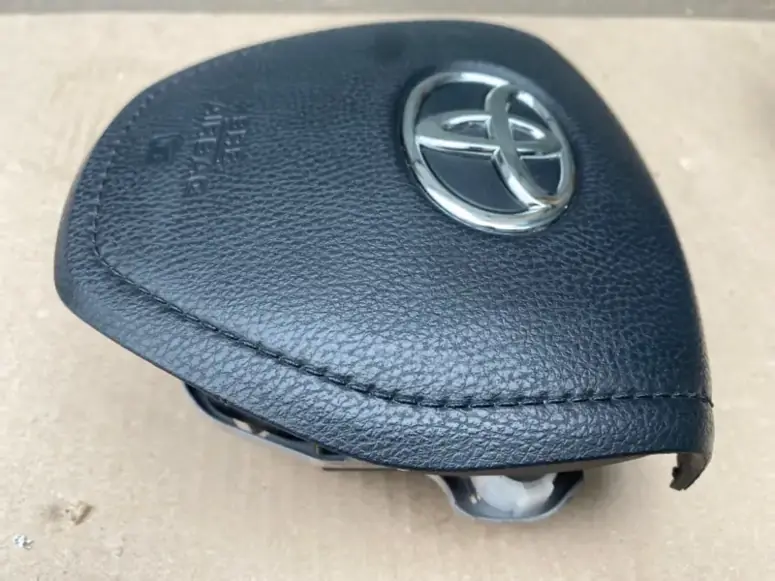 Подушка безопасности в руль Toyota RAV4 40 XA40 вид спереди