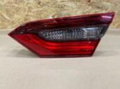Задний правый фонарь в крышку багажника Toyota Camry 70 XV70 81650-06H10 в наличии на авторазборе