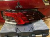 Фонарь задний правый в крыло Toyota Corolla E210 OEM 81551-02D11 на тёмном фоне