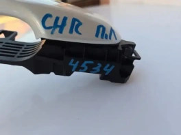 оригинальная ручка двери Toyota C-HR передняя левая 69210-F4010 крупным планом