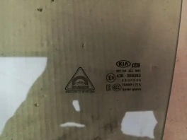 Стекло двери переднее левое Kia Sorento Prime UM 2014-2020 OEM 82410-C5010 вид снаружи автомобиля