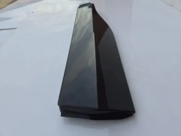 Оригинальный б/у молдинг задней правой двери Toyota RAV4 50 XA50 с OEM 75077-42050-C0 на светлом фоне