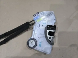 Замок двери Toyota C-HR 69065-F4030 на сером фоне