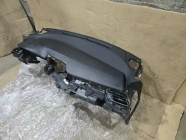 /upload/iblock/688/8fe8fqr1rpoalelumqsu0e7sak7o9j5b.webp Торпедо Toyota C-HR 2016-2023 55305-F4030 передний общий вид панели