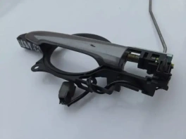 Ручка двери передняя левая Mitsubishi Outlander 3 GF OEM 5716A013 на фоне авторазбора