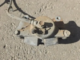 Тормозной суппорт перед правый для Toyota Corolla Cross 2020- OEM 47750-02600 на фоне контрактных запчастей