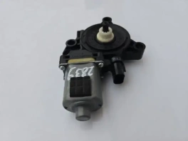 Мотор стеклоподъемника Хендай Туссан TL 2015-2021 передний правый OEM 82460-D3000 на светлом фоне