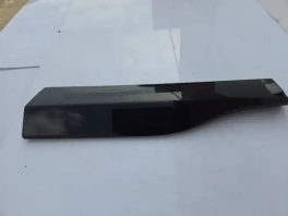 Оригинальный б/у молдинг задней правой двери Toyota RAV4 50 XA50 с OEM 75077-42050-C0 на светлом фоне