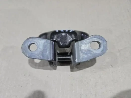 Петля двери нижняя Toyota Camry 70 XV70 2017-2023 правая OEM 68630-06010 на фоне упаковки