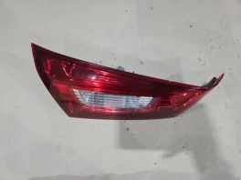 Левый фонарь в крышку багажника Mitsubishi ASX GA 2010-2016 с OEM номером 8330A716 на белом фоне
