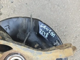 Кулак поворотный правый рамки заднего стекла пятидверного авто 2019г