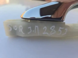 Задняя левая ручка двери Kia Sorento Prime UM (OEM 82651-C5000) на фоне упаковки, вид сбоку