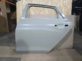 Задняя левая дверь Киа К5 DL3 OEM 77003L2000 на фоне стеллажа