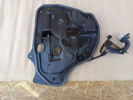 Дверная карта Mazda CX5 KF 2020 задняя правая OEM KB7W-72-97X на переднем плане склада