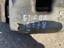 Суппорт тормозной передний левый Toyota Corolla E210 OEM 47750-02190 общий вид с фланцем крепления