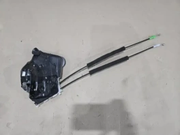 Замок правой передней двери Toyota Prius 4 XW50 (69050-06071) — лицевая сторона, снят с авторазбора