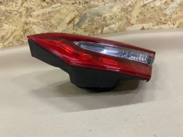 Задний правый фонарь в крышку багажника Toyota Camry 70 XV70 81650-06H10 в наличии на авторазборе
