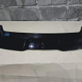 Фото: Оригинальный б/у спойлер крышки багажника для Mitsubishi Outlander 3 GF (2012-2023 г.в.) в отличном состоянии, в наличии на складе "Гарант Разбор" в Санкт-Петербурге.