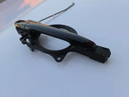 Ручка двери Mitsubishi ASX GA спереди-справа на синем фоне; OEM 5716A014XA