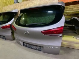 /upload/iblock/a67/pallnk72xjs3m0wkitl7cyw53y2dwqu8.webp: Крышка багажника Hyundai Tucson TL - деталь на стеллаже, OEM 73700-D3090