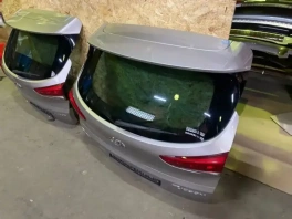 /upload/iblock/a67/pallnk72xjs3m0wkitl7cyw53y2dwqu8.webp: Крышка багажника Hyundai Tucson TL - деталь на стеллаже, OEM 73700-D3090
