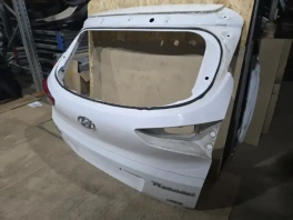 Крышка багажника Hyundai Tucson TL 2015-2021 OEM 81770D3000, вид спереди-сбоку