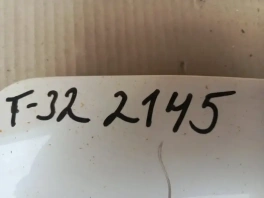 Оригинальный лючок бензобака Nissan X-Trail T32R OEM 788304CC0A на белом фоне