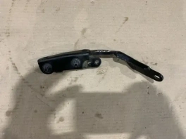 Петля крышки багажника Toyota Corolla E210, 2018 года — OEM 647120K010, отличное состояние, вид сверху