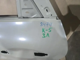 Задняя левая дверь Киа К5 DL3 OEM 77003L2000 на фоне стеллажа