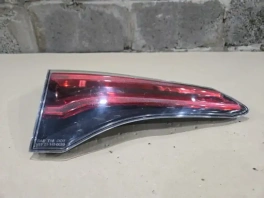 Оригинальный левый фонарь в крышку багажника Toyota RAV4 40 рестайлинг OEM 81560-0R020 с автомобиля 2016 года