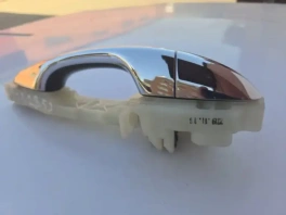 Задняя левая ручка двери Kia Sorento Prime UM (OEM 82651-C5000) на фоне упаковки, вид сбоку