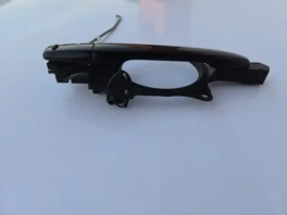 Ручка двери Mitsubishi ASX GA спереди-справа на синем фоне; OEM 5716A014XA