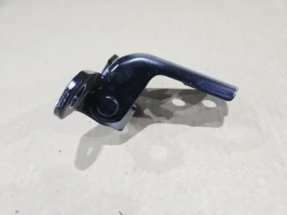 Петля двери верхняя Toyota RAV4 50 XA50 2018- (передняя левая) OEM 68601-42010 на тёмном фоне