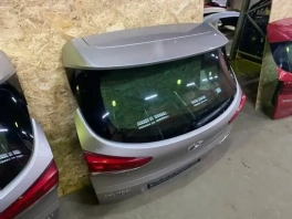 /upload/iblock/a67/pallnk72xjs3m0wkitl7cyw53y2dwqu8.webp: Крышка багажника Hyundai Tucson TL - деталь на стеллаже, OEM 73700-D3090