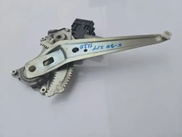 Стеклоподъемный механизм заднего правого стекла Toyota Camry 70 (2017-2023) OEM 8572033300, фронтальный ракурс