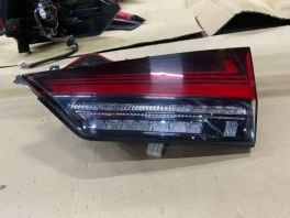 Фонарь в крышку багажника Lexus RX 4 2020- задний правый 81580-48280 в интерьере багажника