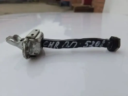 /upload/iblock/47a/1evvyrpq90d1wr6d0pchd6cb0c1wksig.webp ограничитель двери Toyota C-HR 2020- правый OEM 68630-F4020 общий вид
