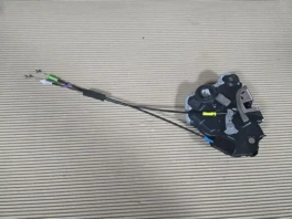 Замок двери Lexus NX передний правый OEM 69080-58080-C0 крупным планом — состояние отличное