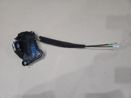 Замок двери Toyota C-HR 69065-F4030 на сером фоне