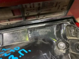 Фонарь задний правый в крыло Toyota Corolla E210 OEM 81551-02D11 на тёмном фоне