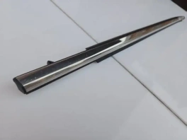 Оригинальная бархотка задней левой двери Toyota Camry 70 XV70 OEM 67871-06020 крупным планом