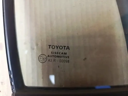 Правая форточка двери Toyota Corolla E210 OEM 68125-02020