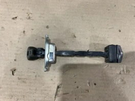 Ограничитель двери Honda CRV 4 RM 2012-2018 передний левый OEM 82630-T0A-A11 крупным планом