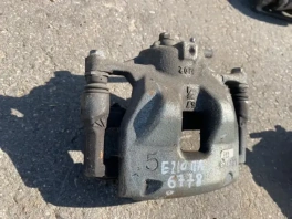 Суппорт тормозной передний левый Toyota Corolla E210 OEM 47750-02190 общий вид с фланцем крепления