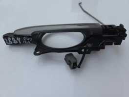 Ручка двери передняя левая Mitsubishi Outlander 3 GF OEM 5716A013 на фоне авторазбора