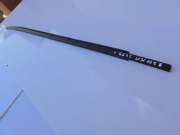 Правая бархотка двери Toyota Corolla E210 оригинал OEM 75710-02490 общий вид